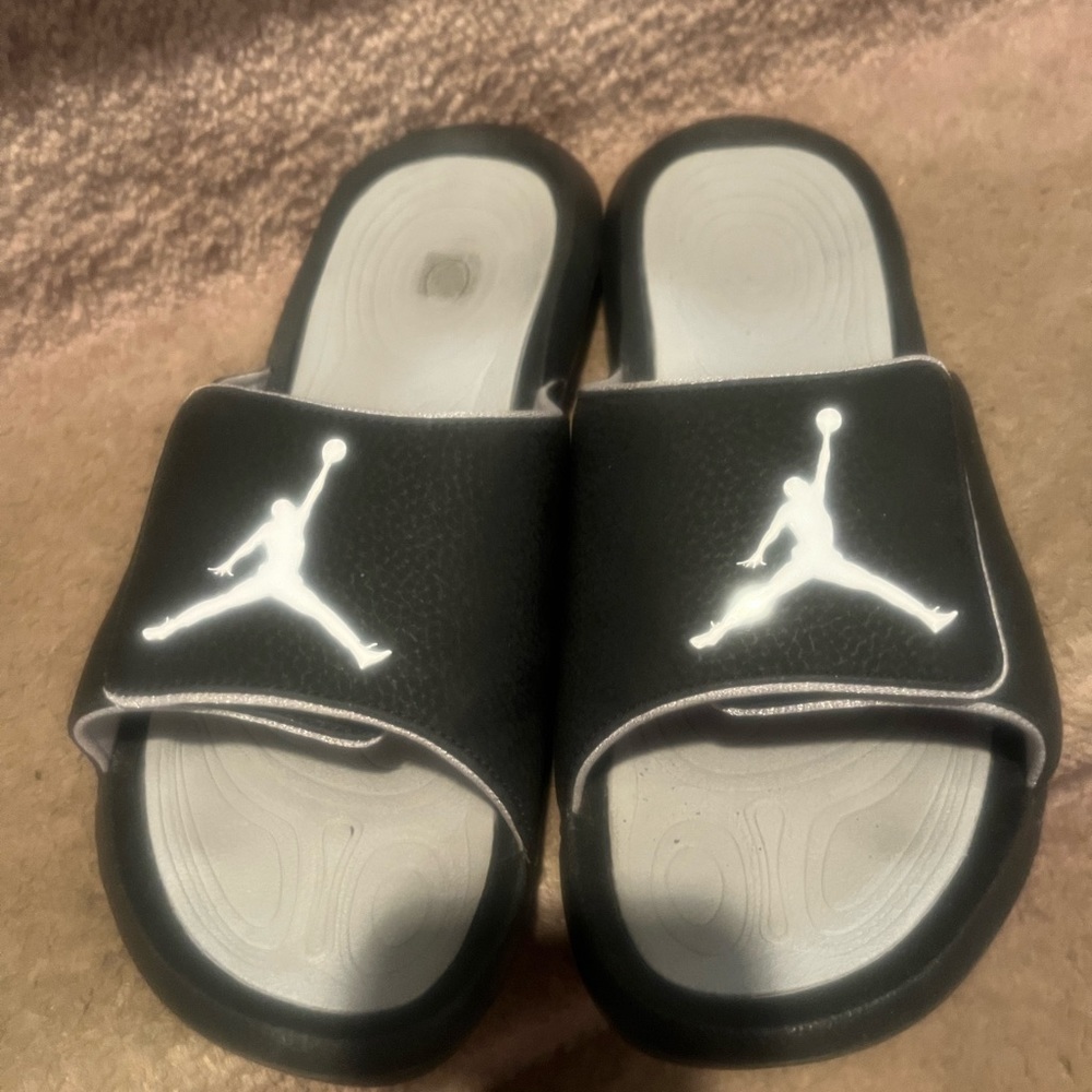 Jordan slides size 9 black. Beautiful and in great condition. So comfortable! - Picture 3 of 7